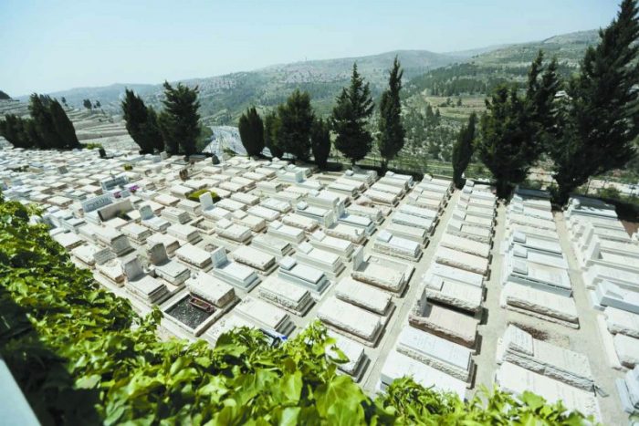 בית הקברות בגבעת שאול (צילום: אורן בן-חקון)