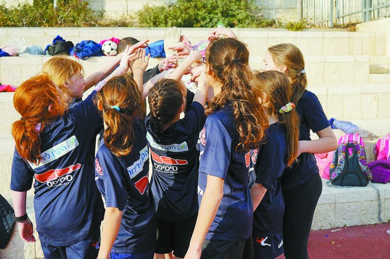 קבוצת הכדורגל של בית הספר אגרון בירושלים (צילום: סיטיפס הרכבת הקלה בירושלים)