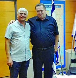 שר התחבורה ישראל כץ וראש עיריית מעלה אדומים בני כשריאל (צילום: עיריית מעלה אדומים)