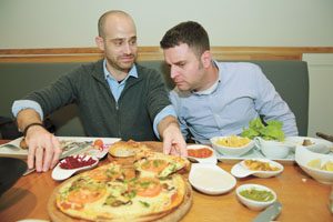 יהונתן כהן ועמית אהרנסון במסעדת פסקדוס בירושלים (צילומים: ארנון בוסאני
