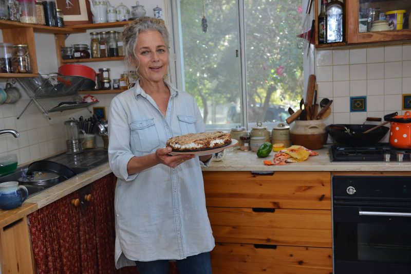 רמה בן צבי במטבח ביתה (צילום: מאיר אליפור)