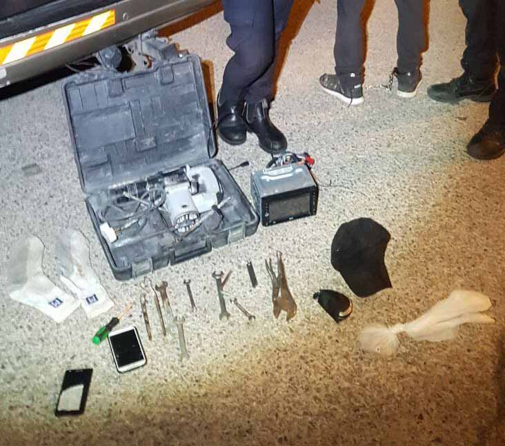 כלי הפריצה שנתפסו בידי החשוד (צילום: דוברות המשטרה)