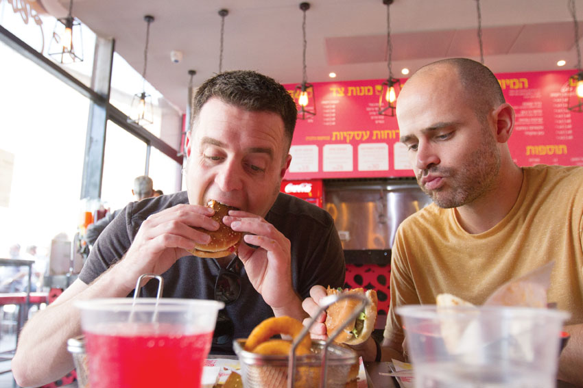 עמית אהרונסון ויהונתן כהן אוכלים במסעדת "שמונה" (צילום: אסף קרלה)