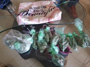 הסמים שנתפסו בדירתה של הצעירה (צילום: דוברות המשטרה)