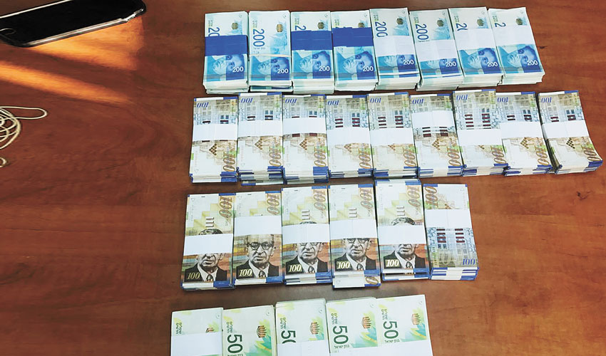 שטרות הכסף המזומן (צילום: דוברות המשטרה)