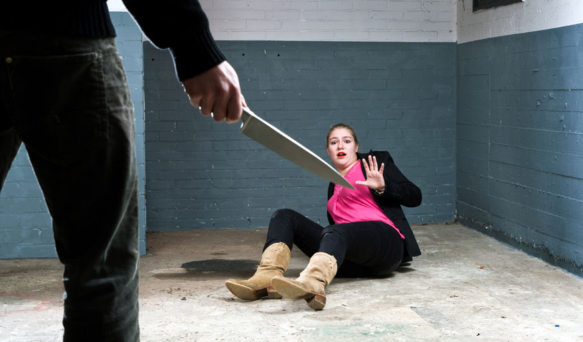 גבר מאיים על אישה סכין (צילום: א.ס.א.פ קריאייטיב INGIMAGE)