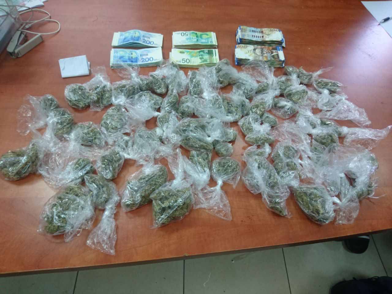 הסמים וכסף המזומן שנתפסו (צילום: דוברות המשטרה)