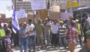 הפגנה נגד פינוי מרכז השליטה במבשרת ציון בכניסה לעיר (צילום: דוברות המשטרה)