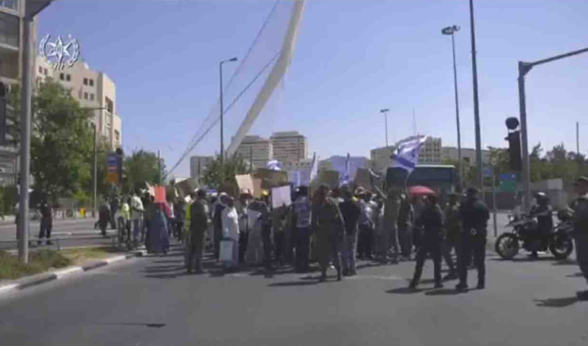 הפגנה נגד פינוי מרכז השליטה במבשרת ציון בכניסה לעיר (צילום: דוברות המשטרה)