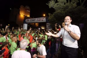 ראש העיר ניר ברקת מזניק את מרוץ הלילה בשנה שעברה (צילום: פלאש 90)