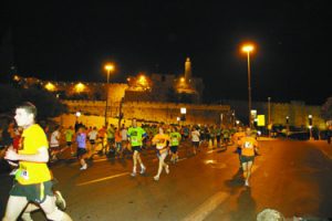 מרוץ הלילה בשנה שעברה (צילום: פלאש 90)