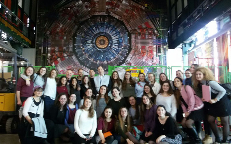 תלמידות מגמת הפיזיקה מבית הספר "פלך" במרכז המחקר CERN (צילום: תלמידות המשלחת)