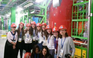 תלמידות פלך במאיץ החלקיקים במרכז המחקר CERN (צילום: תלמידות המשלחת)