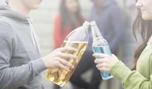 נוער שותה אלכוהול (צילום: א.ס.א.פ קריאייטיב/INGIMAGE)