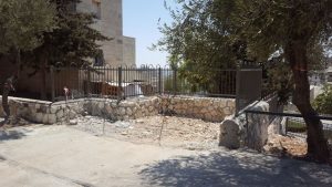 פירוק ביתני אשפה בירושלים. (צילום: אגף אכיפה ושיטור)