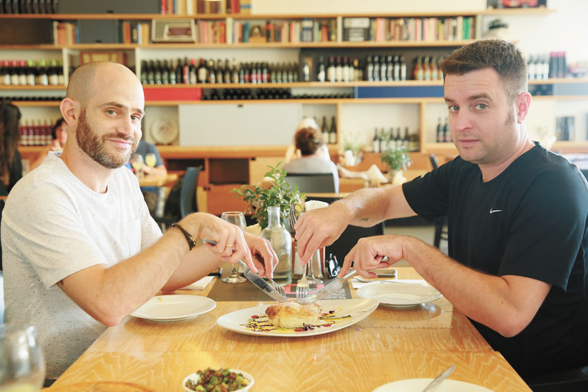 יהונתן כהן ועמית אהרנסון מסעדת "מודרן" (צילום: ארנון בוסאני)