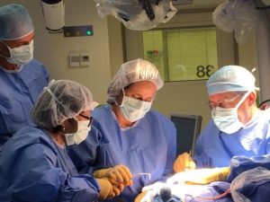 ד"ר מיכל קאופמן וצוות הניתוח בהדסה (צילום: דוברות הדסה) 