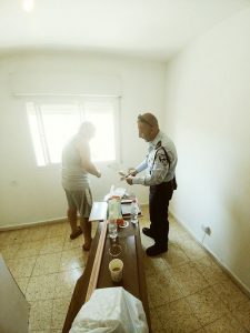 שיפוץ ביתו של קשיש בפסגת זאב (צילום: דוברות משטרת ירושלים)