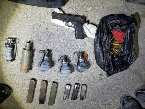 אמצעי לחימה, נשקים, רימונים שנתפסו במזרח העיר (צילום: דוברות המשטרה)