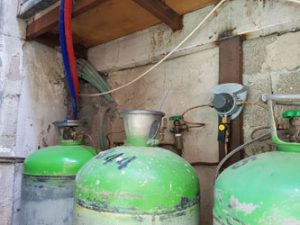 בלוני גז שהותקנו באופן פיראטי בשוק מחנה יהודה (צילום: מינהל קהילתי לב העיר)