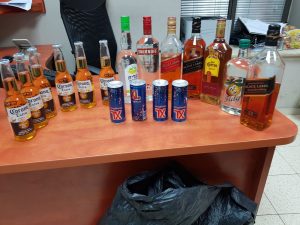 בקבוקי האלכוהול שנגנבו במרכז העיר (צילום: דוברות המשטרה)