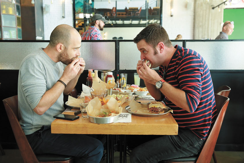 יהונתן כהן ועמית אהרנסון במסעדת "BBB" (צילום: ארנון בוסאני)