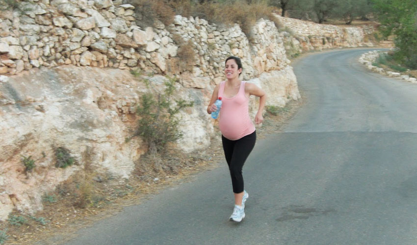 רותי המאמנת רצה גם בשביל שניים: ריצה בהריון – כך תעשי זאת נכון