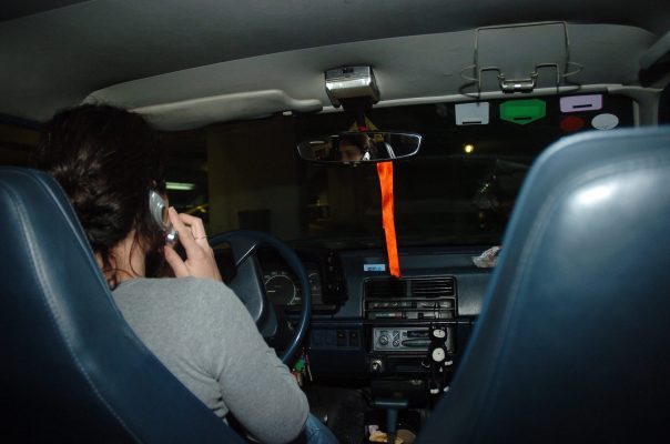 דיבור בטלפון הנייד הנייד בזמן הנהיגה (צילום אילוסטרציה: מוטי קמחי)