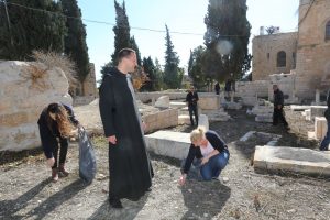 מבצע ניקיון בבית הקברות המוסלמי בהר ציון (צילום: יוסי זמיר)
