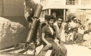 אשר ועליזה חן, כיכר הדוידקה, 1958 (צילום: באדיבות המשפחה)
