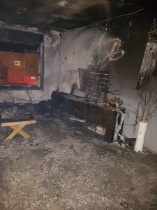 שריפה בדירה בפסגת זאב בשל שימוש לא בטיחותי בחנוכייה (צילום: כבאות והצלה ירושלים)
