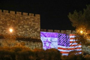 חומות העיר העתיקה מוארים בדגלי ארצות הברית וישראל (צילום: דוברות העירייה)