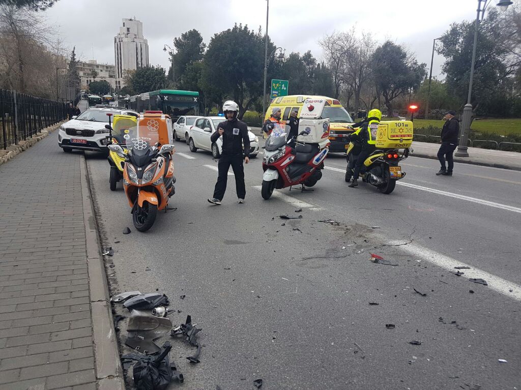 תאונה קשה סמוך לגן הפעמון: רוכב אופנוע נפגע ממונית
