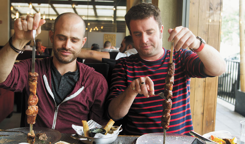 יהונתן כהן ועמית אהרנסון, מסעדת "עזרא" (צילום: אסף קרלה)