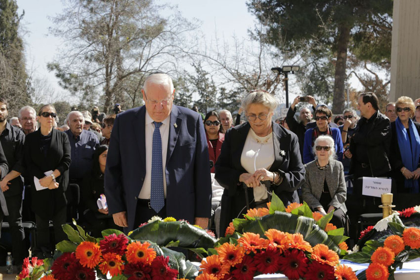 נשיא המדינה ראובן ריבלין ורעייתו נחמה ריבלין מול ארונו של חיים גורי ז"ל (צילום: אורן בן-חקון)