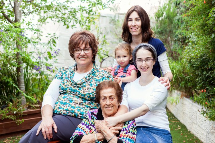 סבתא רחל, הבנות והנכדות (צילום: אביגיל פיפרנו-באר)