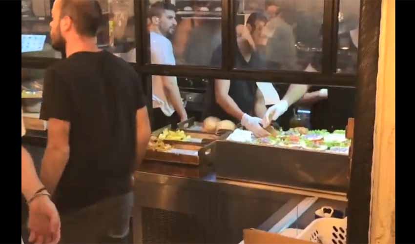 וידאו – תוך שעה וחצי הושגה שליטה על השריפה בבורגר מרקט בשוק: עשרות שבו לבלות במסעדה