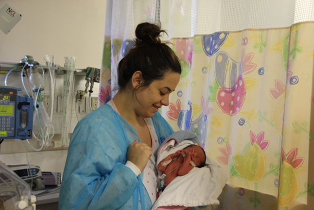ספיר אמויאל, שילדה שלישייה, בבית החולים הדסה הר הצופים (צילום: דוברות הדסה)