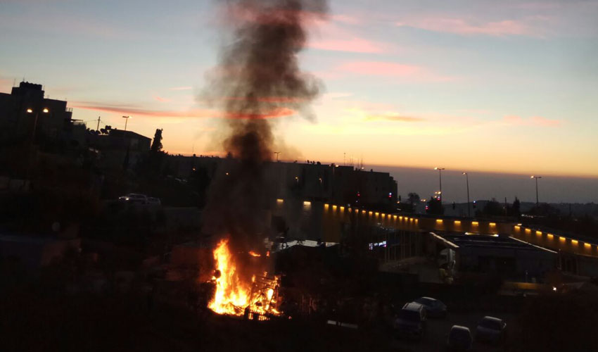 וידאו – השריפה בפסגת זאב, לפנות בוקר: הכבאים מנעו את התפשטות האש לתחנת דלק סמוכה