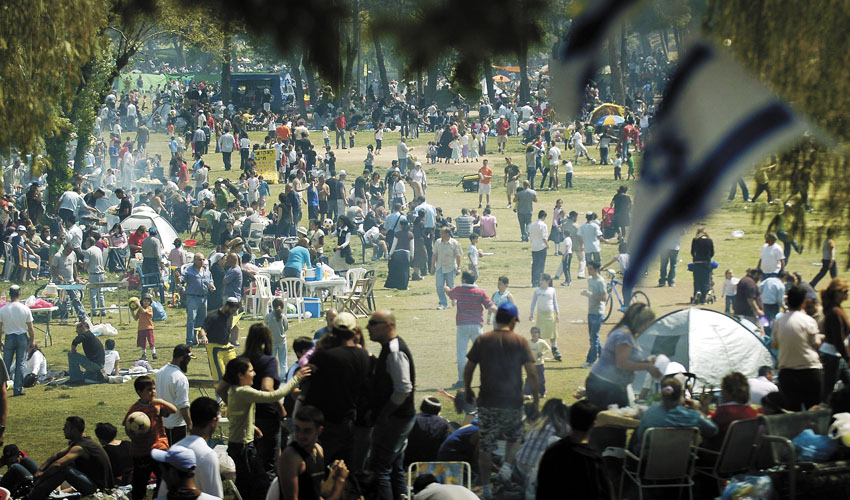 יום העצמאות בירושלים בעידן חיסוני הקורונה: אלפי משפחות מבקרות בפארקים, במוקד – גן סאקר