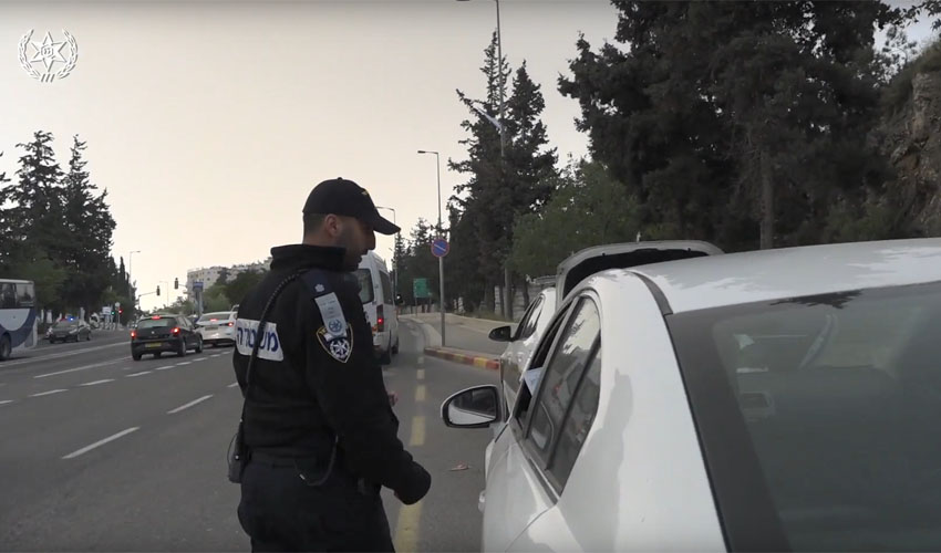 מבצע אכיפת תנועה בירושלים - נערך ביום 25.4.18 - שוטר עוצר נהג (צילום: דוברות המשטרה)