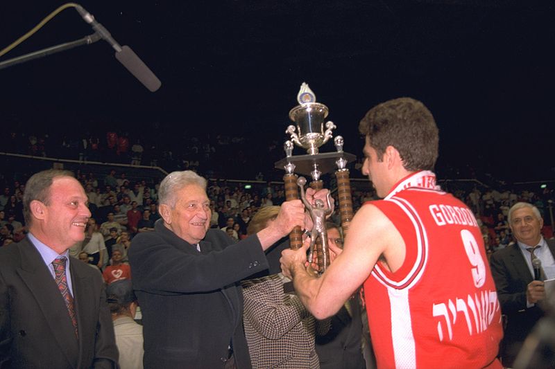 עדי גורדון מקבל את גביע המדינה מהנשיא עזר ויצמן ז"ל - עונת 95/96 (צילום: ירון אבנר, לע"מ)