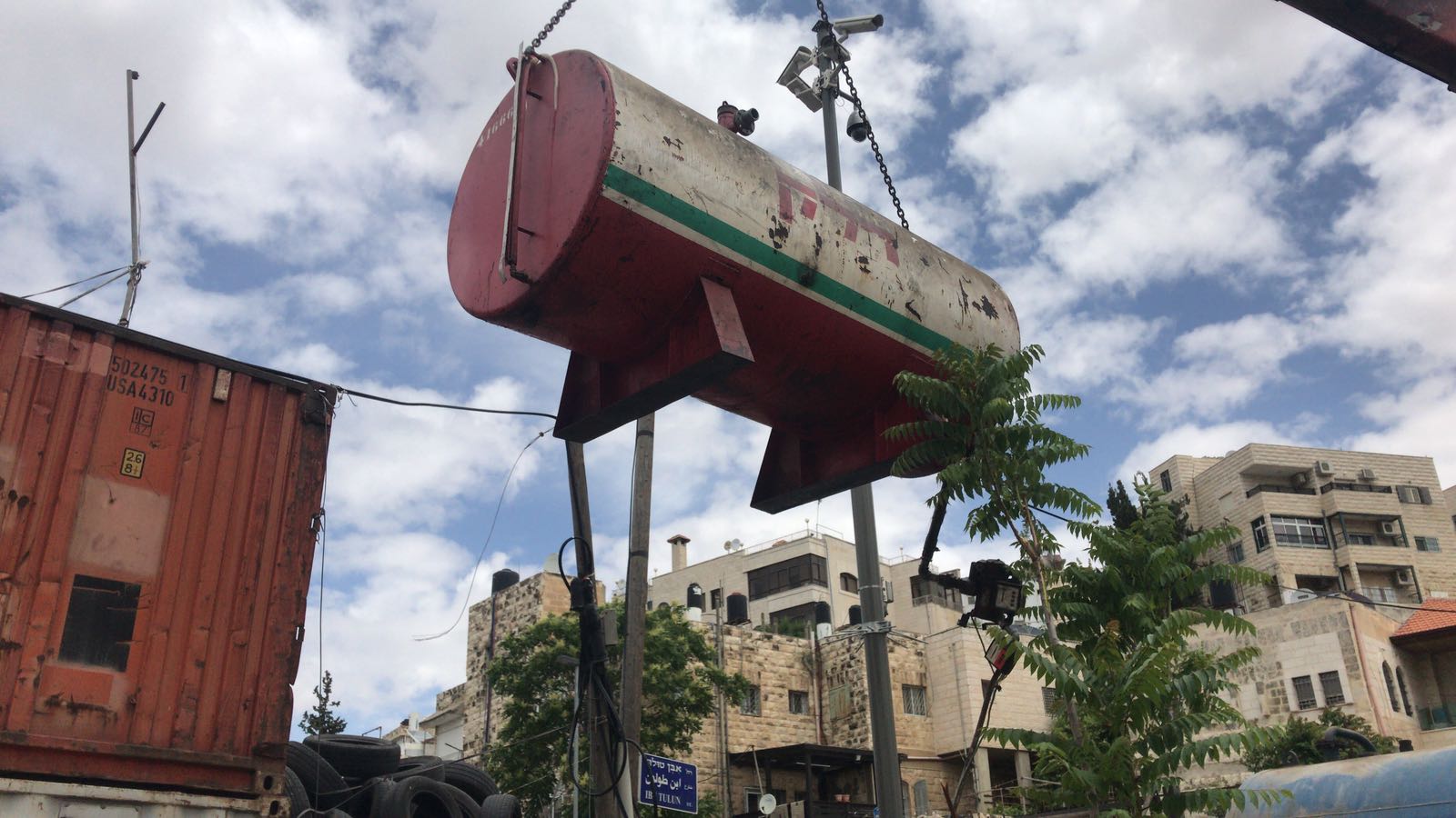 תחנות דלק פירטיות במזרח העיר (צילום: עיריית ירושלים)