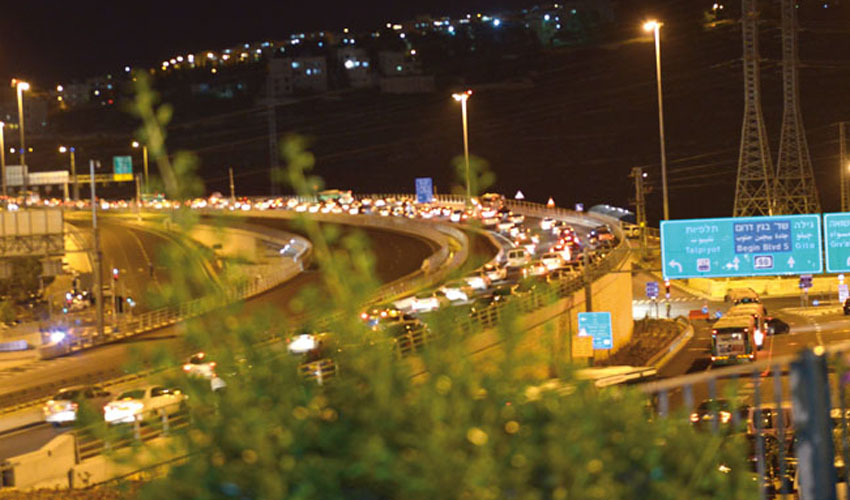 עומסי תנועה בכביש בגין (צילום: מאיר אליפור)