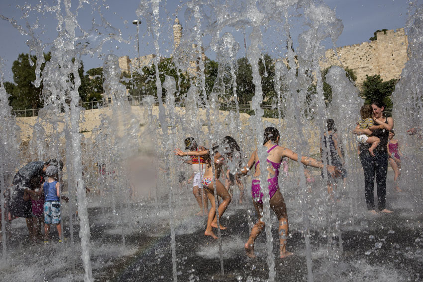 קיץ בירושלים שרב כבד ילדים משחקים במזרקות בפארק טדי (צילום: אוליבייה פיטוסי)