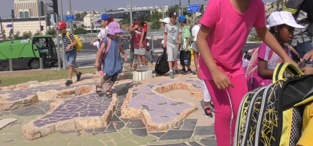 גוננים: תלמידי גבעת גונן מתגייסים להציל את הפסל השכונתי