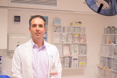 ד"ר יואב גרונוביץ, מנהל המחלקה לכירורגיה פלסטית במרכז הרפואי שערי צדק (צילום: דוברות שערי צדק)