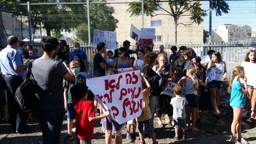 "לא רוצים מפלצות בגן": הורי תלמידי הניסויי הפגינו במרכז העיר נגד חניוני הקומות