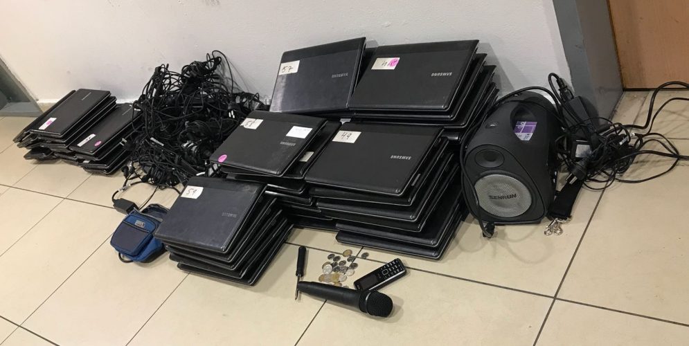 המחשבים הניידים שנגנבו מבית הספר אגרון (צילום: דוברות המשטרה)
