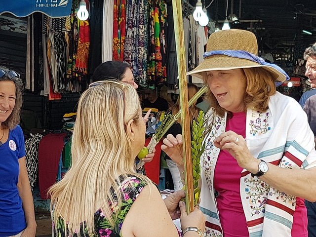 ענת הופמן בדוכן ארבעת המינים של נשות הכותל בשוק הכרמל בתל אביב (צילום: הילה פרל)